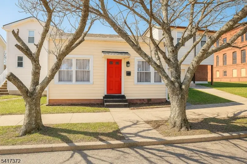 31 Kossuth St, Haledon, NJ 07508 - #1