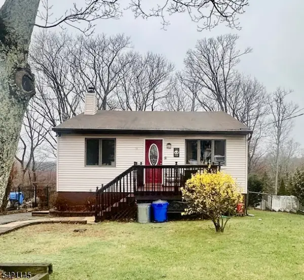 12 Chincopee Ave, Hopatcong Boro, NJ 07843
