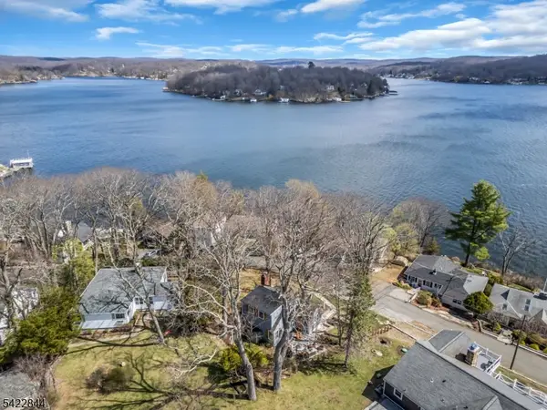 14 Bass Rock Rd, Hopatcong Boro, NJ 07843