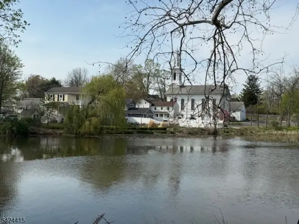 31 Center St, Clinton Town, NJ 08809