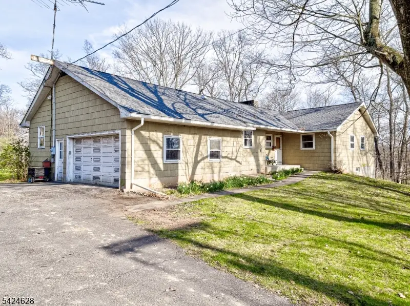 62 Pine Hill Rd, Delaware, NJ 08559 - #2