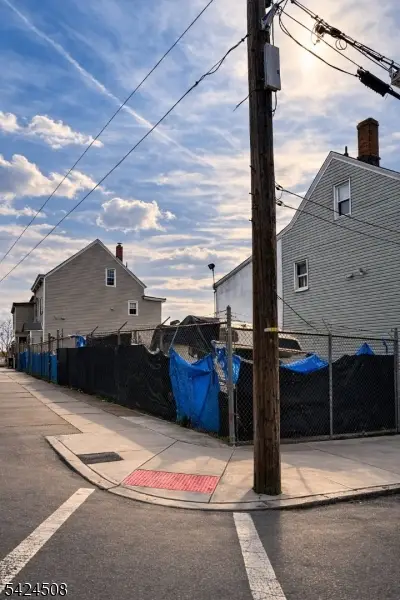 74 Oak St, Paterson City, NJ 07501