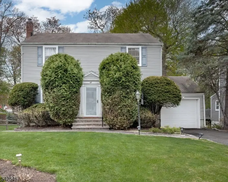 27 Longacre Dr, Livingston, NJ 07039 - #1