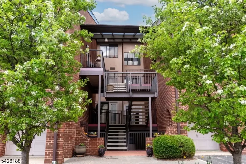 4 Millay Ct, Teaneck, NJ 07666 - #1