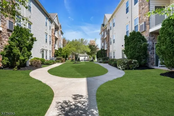 2 Steele Pl #202, Hillsborough Twp., NJ 08844