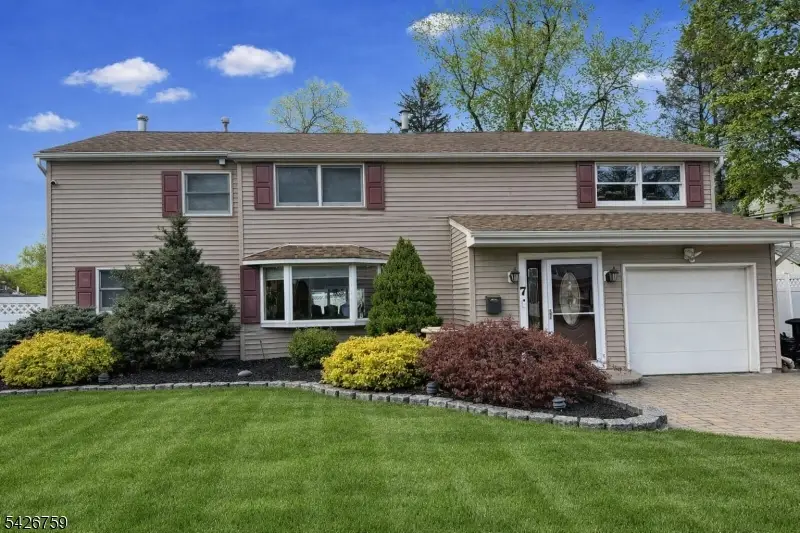 7 Stuart St, Waldwick, NJ 07463 - #1
