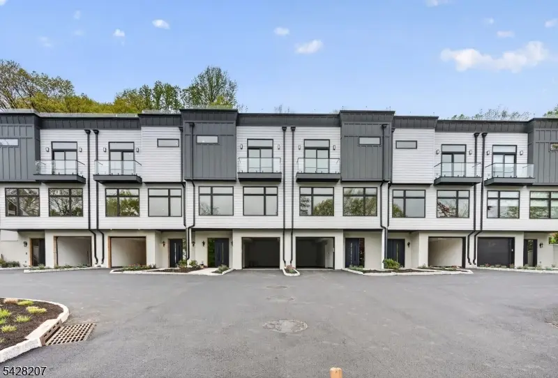 522 Valley Rd #2, Clifton, NJ 07013 - #1
