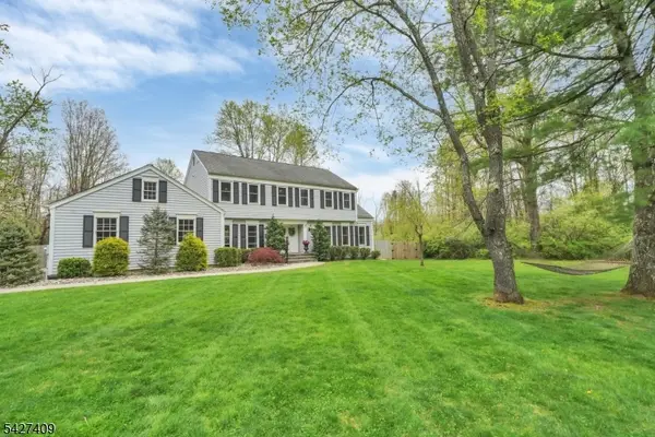 5 Fieldstone Dr, Washington Twp., NJ 07853