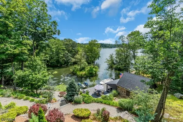 29 Air Castle Isle, Hopatcong Boro, NJ 07843