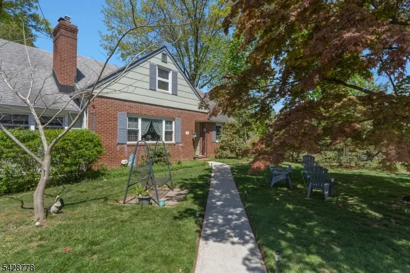246 4th St, Dunellen, NJ 08812 - #1