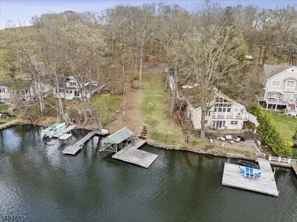 8 Oneida Ave, Hopatcong Boro, NJ 07843