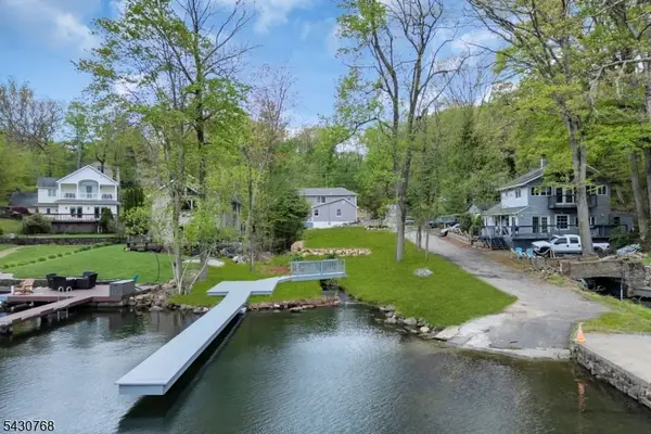 385 Maxim Dr, Hopatcong Boro, NJ 07843