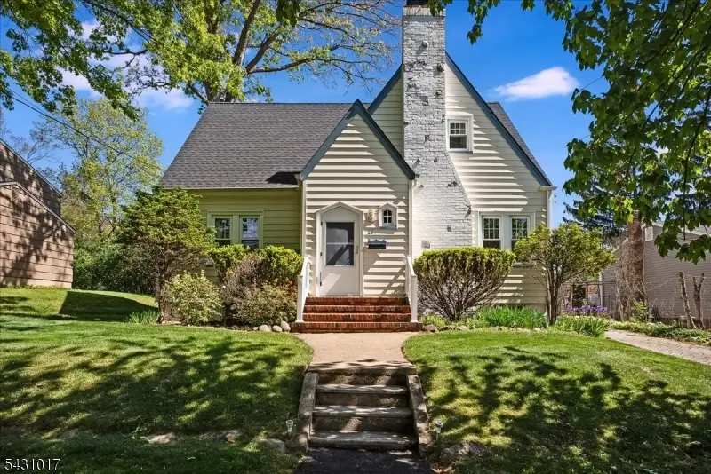28 Berkeley Pl, Livingston, NJ 07039 - #1