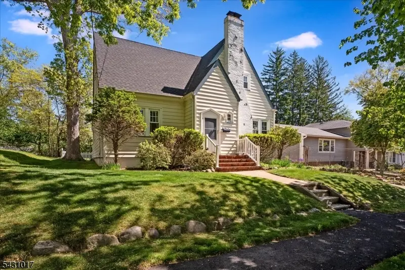 28 Berkeley Pl, Livingston, NJ 07039 - #2