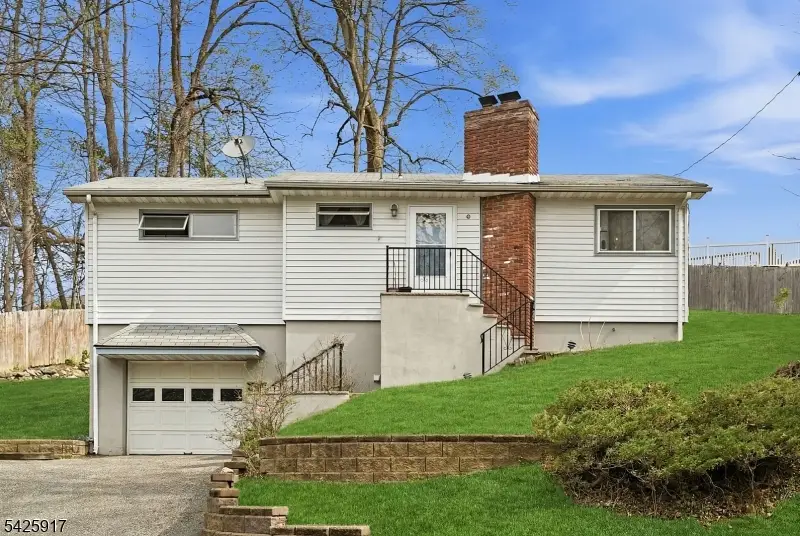 10 De Lazier Pl, Bloomingdale, NJ 07403 - #1