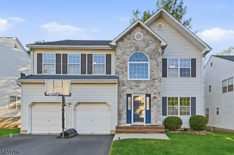 19 Colmart Way, Bradley Gardens, NJ 08807 - #1