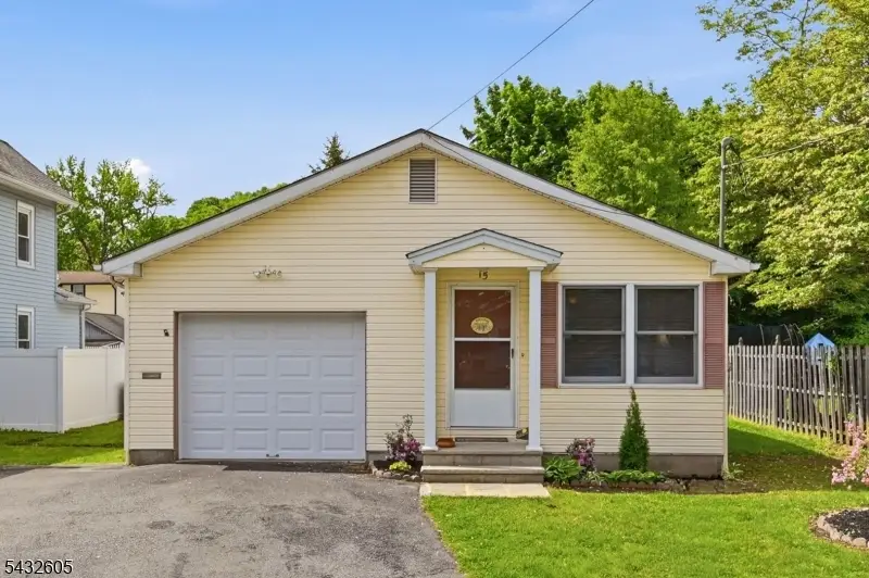 15 Orchard St, Bloomingdale, NJ 07403 - #1