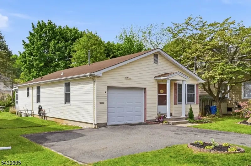 15 Orchard St, Bloomingdale, NJ 07403 - #3