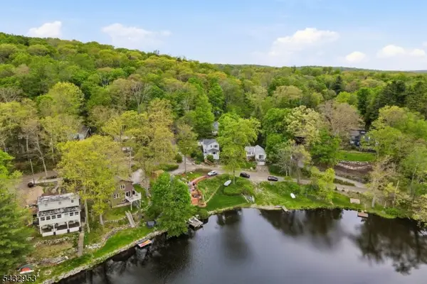 48 Goldfinch Ln, West Milford Twp., NJ 07480