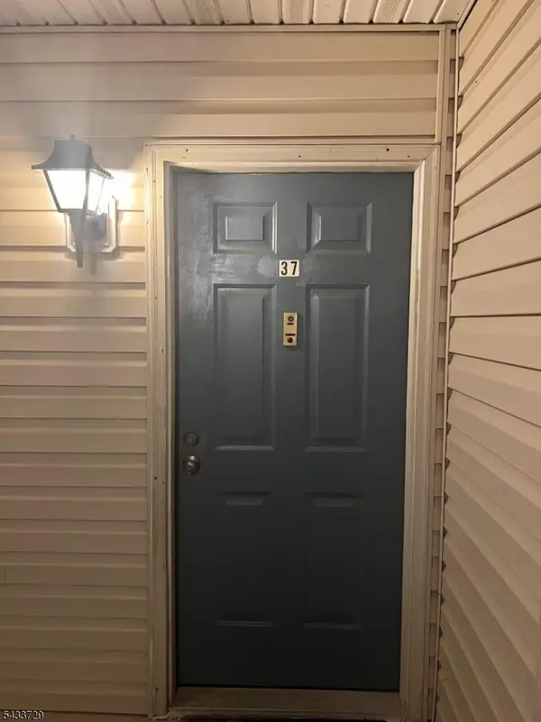 37 Fisher Dr, Franklin Twp., NJ 08823