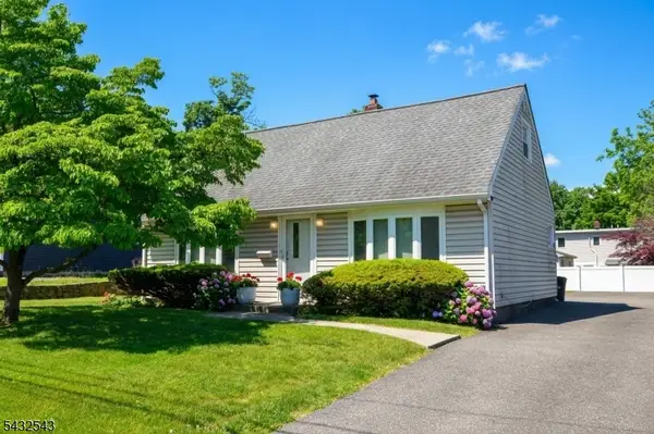 9 Pine St, Midland Park Boro, NJ 07432