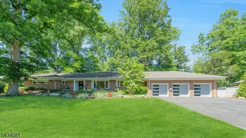 130 Pearl Brook Dr, Clifton, NJ 07013 - #1