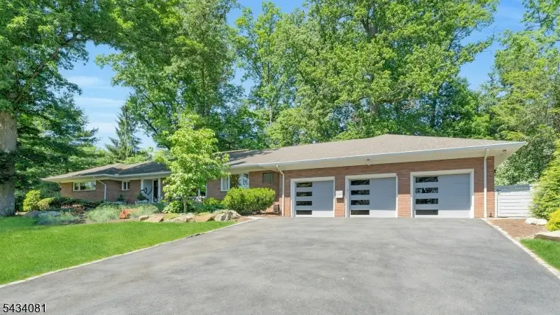 130 Pearl Brook Dr, Clifton, NJ 07013 - #2