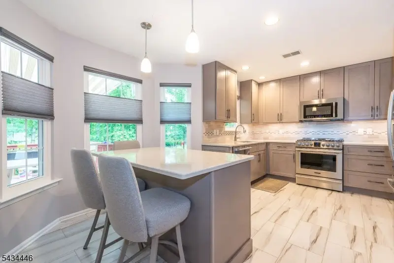 11 Burnham Dr, Pompton Plains, NJ 07444 - #2