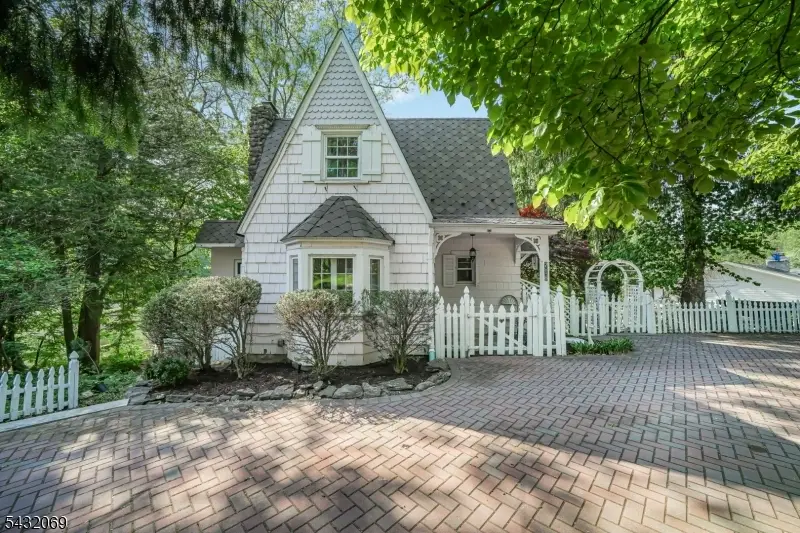 716 Colonial Rd, Franklin Lakes, NJ 07417 - #2
