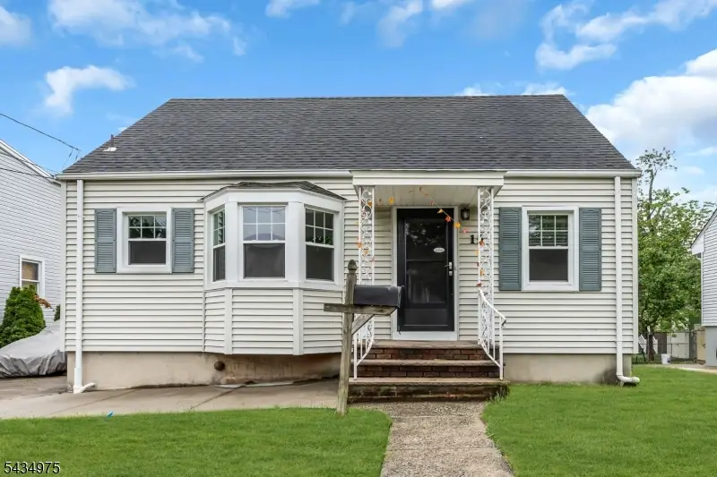 15 Winston Dr, Woodbridge, NJ 07095 - #1