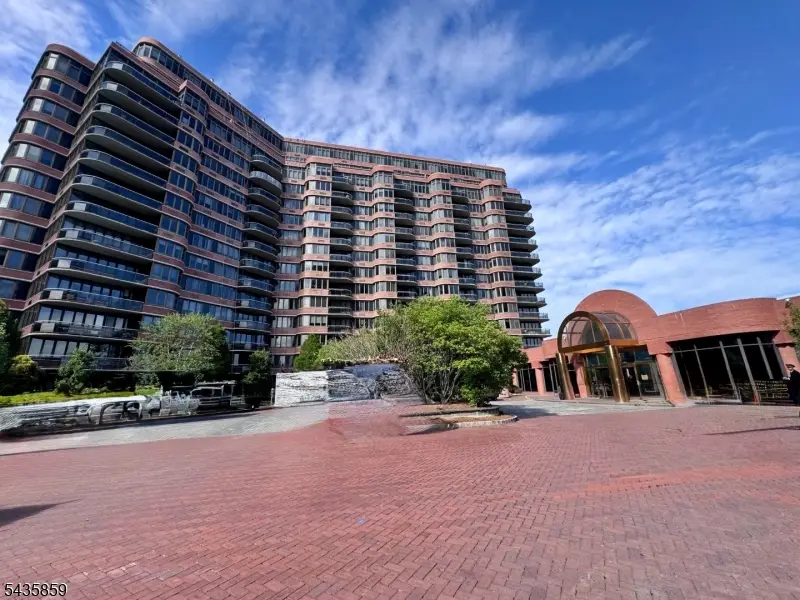 100 Carlyle Drive. N05j #5 JN, Cliffside Park, NJ 07010 - #3