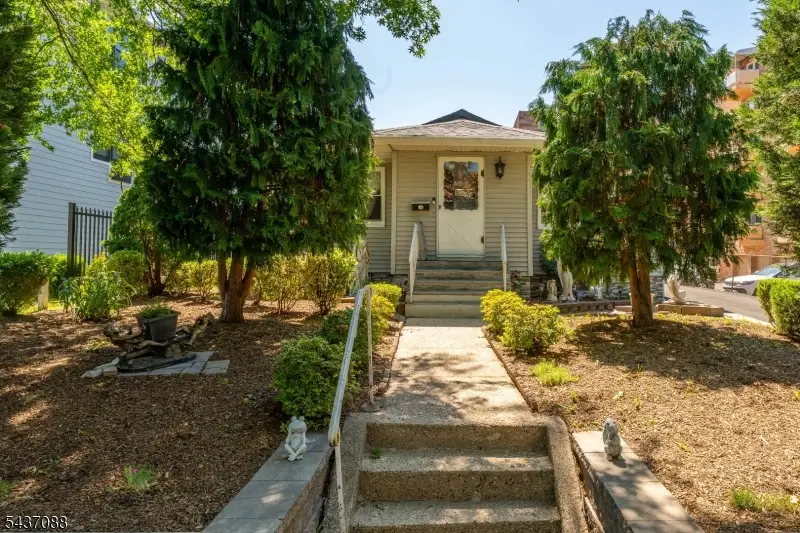 72 Clarendon Pl, Hackensack, NJ 07601 - #3
