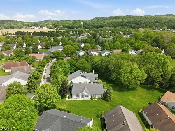 30 Victoria Dr, White Twp., NJ 07823
