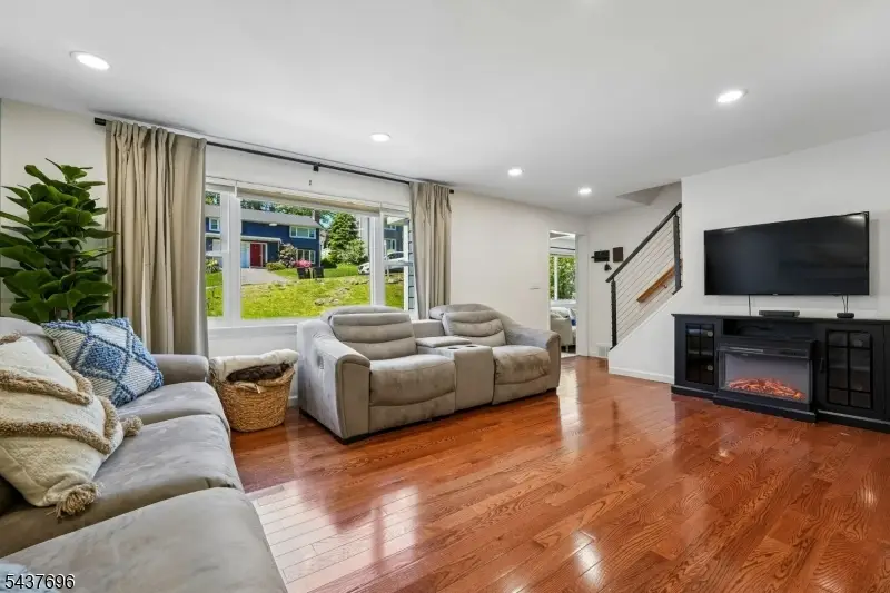 21 Howard Pl, Waldwick, NJ 07463 - #3