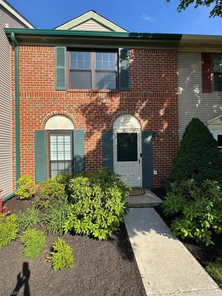 8 Tracy Ct, Franklin Park, NJ 08823 - #2
