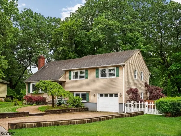 17 Ravine Ct, Clifton City, NJ 07013