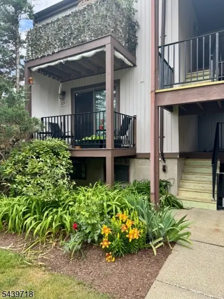 17329 Aspen Ct, Stanhope Boro, NJ 07874