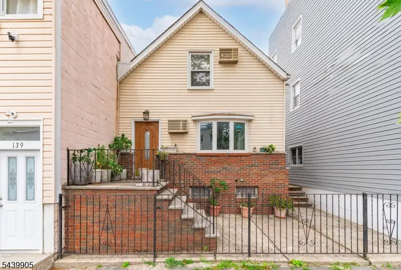 141 Walnut St, Newark, NJ 07105 - #1