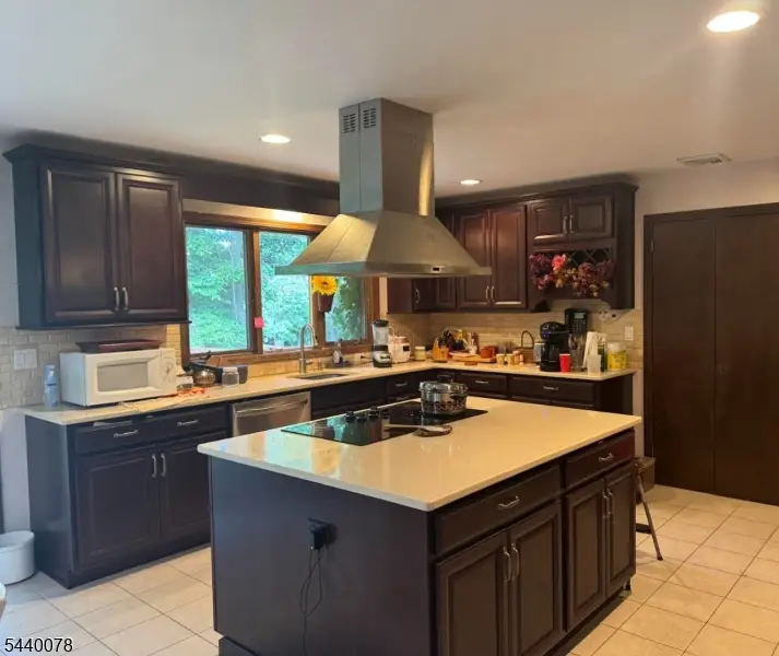 554 Huckleberry Ln, Franklin Lakes, NJ 07417 - #1