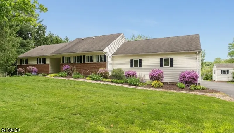 7 Sunshine Dr, Pittstown, NJ 08867 - #1