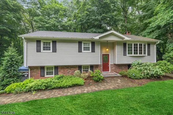 72 Smokey Ridge Rd, Ringwood Boro, NJ 07456