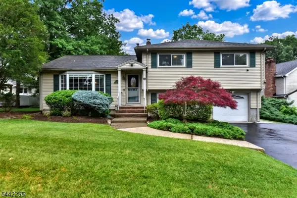 380 Shea Dr, New Milford Boro, NJ 07646