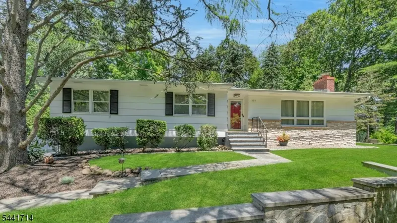 350 Greenbrier Ct, Mountainside, NJ 07092 - #1