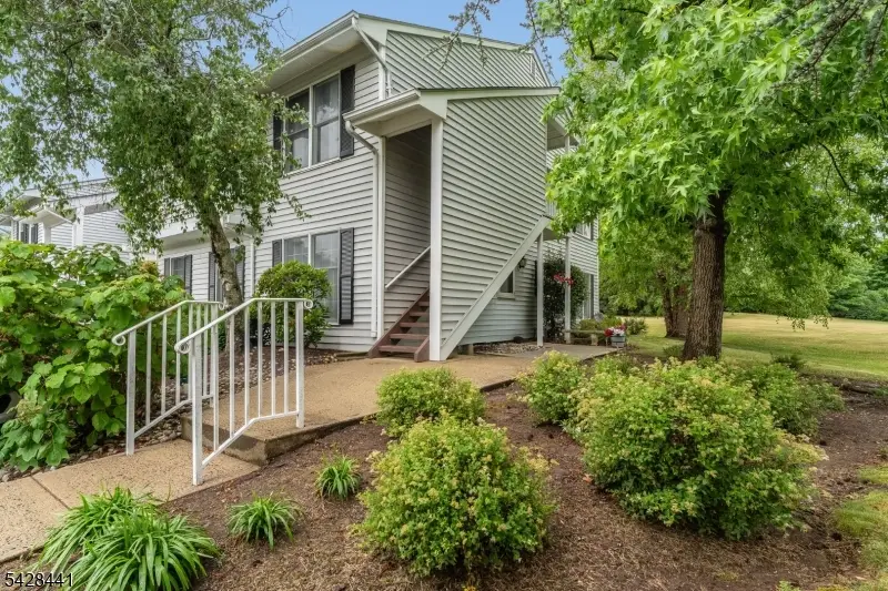 245 Nuthatch Ct, Readington, NJ 08887 - #1