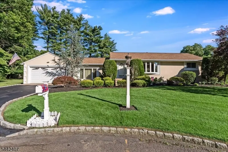 8 Alyson Dr, Fairfield, NJ 07004 - #1