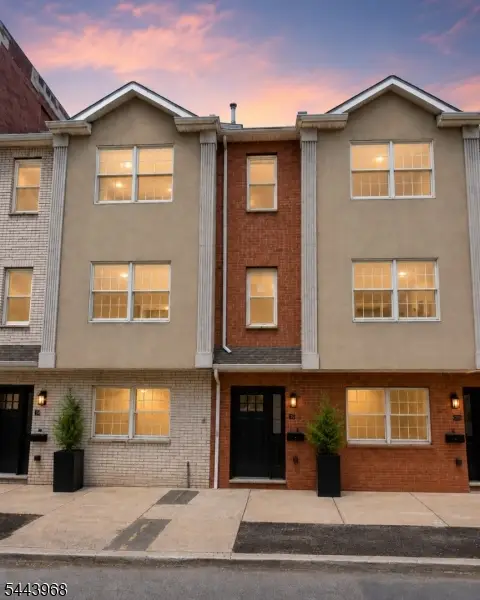 16 E Kinney St, Newark, NJ 07102 - #1