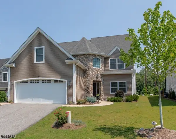 67 Bluffs Ct, Hamburg Boro, NJ 07419