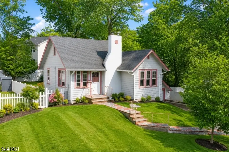 125 Meadowbrook Rd, Livingston, NJ 07039 - #1