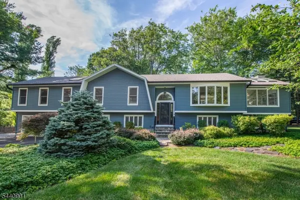 9 Flintlock Dr, Washington Twp., NJ 07853