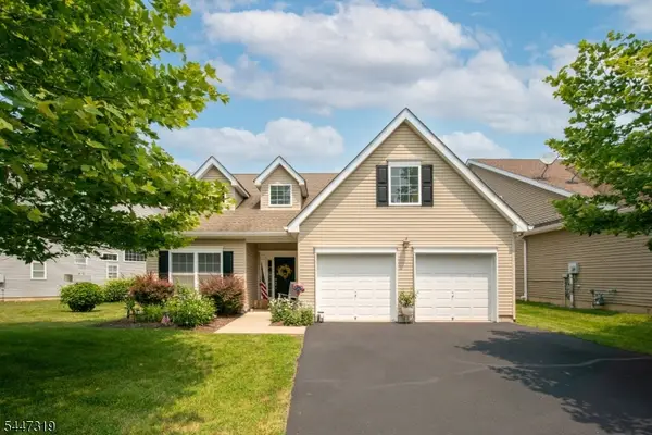 26 Bluffs Ct, Hamburg Boro, NJ 07419